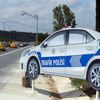 Otoyol kenarına maket trafik polisi aracı koyuldu Otoyol kenarına maket trafik polisi aracı koyuldu
