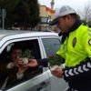 Manisa polisinden kadın sürücülere çiçek sürprizi Manisa polisinden kadın sürücülere çiçek sürprizi