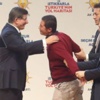 Sahneye Çıkıp Davutoğlu'na Sarıldı Sahneye Çıkıp Davutoğlu'na Sarıldı