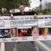 Paris'te çocukları hükümet tarafında ellerinden alınan ailelerden protesto