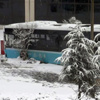 Özel halk otobüsü fabrika bahçesine uçtu Özel halk otobüsü fabrika bahçesine uçtu