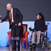 Kılıçdaroğlu, görme engelli Hanife'nin yerine geçti Kılıçdaroğlu, görme engelli Hanife'nin yerine geçti