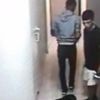 Önce ayakkabıları denediler sonra çaldılar Önce ayakkabıları denediler sonra çaldılar