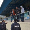 Maçta olay çıktı polis havaya ateş açtı Maçta olay çıktı polis havaya ateş açtı