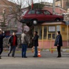 Otomobil, muhtarlığın çatısına düştü Otomobil, muhtarlığın çatısına düştü
