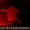 Otomobil önce TIR a ardından bariyerlere çarptı: 2 ... Otomobil önce TIR a ardından bariyerlere çarptı: 2 ...