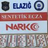 ELAZIĞ'da polisin şüphe üzerine A.D.'nin üzerinde yaptığı aramada Türkiye'de yeşil reçeteyle satılabilen 231 hap ele geçirildi. ELAZIĞ'da polisin şüphe üzerine A.D.'nin üzerinde yaptığı aramada Türkiye'de yeşil reçeteyle satılabilen 231 hap ele geçirildi.