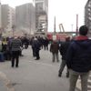 Meydana toplanan kalabalık, binaların yıkılmasını film izler gibi izliyor Meydana toplanan kalabalık, binaların yıkılmasını film izler gibi izliyor