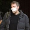 Ben Affleck çocuk maskesiyle dışarı çıktı Ben Affleck çocuk maskesiyle dışarı çıktı
