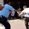 Kendini yakmaya kalkıştı, vatandaş son anda böyle engel oldu Kendini yakmaya kalkıştı, vatandaş son anda böyle engel oldu