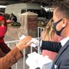 Başkan Serdar Aksoy pazarda maske dağıttı Başkan Serdar Aksoy pazarda maske dağıttı