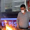Sokağa çıkma kısıtlamasının ardından mangal yaktı