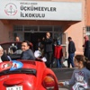 Gelinle damat oy kullanıp düğüne geçtiler Gelinle damat oy kullanıp düğüne geçtiler