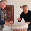 Topraktan 1 metrelik darbuka yaptı