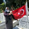 Sokağa çıkma izninde şehit oğlunun mezarına koştu Sokağa çıkma izninde şehit oğlunun mezarına koştu