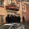 Ailelerin önünde oturma eylemi sürdürdüğü HDP il binasında polislerce arama yapılıyor Ailelerin önünde oturma eylemi sürdürdüğü HDP il binasında polislerce arama yapılıyor