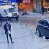 Kaldırımda yürürken başına adam düştü!
