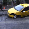 Yol çöktü otomobiller içine düştü Yol çöktü otomobiller içine düştü
