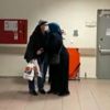 Koronavirüsü yenen çift, alkışlarla uğurlandı Koronavirüsü yenen çift, alkışlarla uğurlandı
