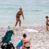 Turistler Konyaaltı Sahili'ne akın etti Turistler Konyaaltı Sahili'ne akın etti
