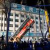 Çin de yolda oluşan dev çukur yolcu otobüsünü yuttu: ...