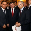 Uysal Başbakan Davutoğlu’na Dosya Sundu Uysal Başbakan Davutoğlu’na Dosya Sundu