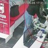 “Tırnakçılık” yöntemiyle dolandırıcılık yapan İranlı kadınlar önce kameraya sonra polise yakalandı “Tırnakçılık” yöntemiyle dolandırıcılık yapan İranlı kadınlar önce kameraya sonra polise yakalandı