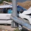 Feci kaza! Araç bariyerlere saplandı Feci kaza! Araç bariyerlere saplandı