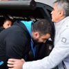 Ümit Özat önce elini öptü, sonra üzerine yürüdü! Ümit Özat önce elini öptü, sonra üzerine yürüdü!