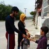Sokakta çocuklara çikolata dağıtarak davadan kurtuldu
