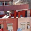Sokağa çıkamayan çocuklar çatıda uçurtma uçurdu Sokağa çıkamayan çocuklar çatıda uçurtma uçurdu