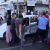 Yol ortasında tekme tokat kavga Yol ortasında tekme tokat kavga