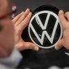 Volkswagen Alman tüketicilerle anlaştı, "egzoz manipülasyonu" için 830 milyon avro ödeyecek Volkswagen Alman tüketicilerle anlaştı, "egzoz manipülasyonu" için 830 milyon avro ödeyecek