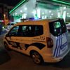 Tekeri patlayan otomobil benzinliğin marketine girdi