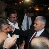 Başbakan’a havalimanında ’Evet’ sürprizi Başbakan’a havalimanında ’Evet’ sürprizi