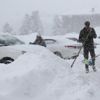 Uludağ’da tatilciler kar altında kalan araçlarını aradı Uludağ’da tatilciler kar altında kalan araçlarını aradı