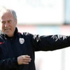 Mustafa Denizli’ye süpriz yardımcı Mustafa Denizli’ye süpriz yardımcı