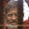 Mursi'ye kırmızı renkli idam mahkumu kıyafeti giydirildi Mursi'ye kırmızı renkli idam mahkumu kıyafeti giydirildi
