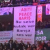 CHP Kurultayı'nda Türkçe, Kürtçe, İngilizce 'barış' pankartı