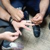 Parmağına yüzük sıkıştı, soluğu itfaiyede aldı Parmağına yüzük sıkıştı, soluğu itfaiyede aldı