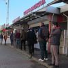 15 liradan satılan hamsinin kilosunun 3 TL'ye düştüğünü duyunca balıkçıya akın ettiler