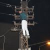Çocuklarını göremeyince elektrik direğine tırmandı Çocuklarını göremeyince elektrik direğine tırmandı