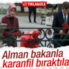 Ahmet Davutoğlu Sultanahmet'te karanfil bıraktı