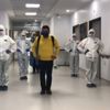 Koronayı yendi penguen dansıyla taburcu oldu