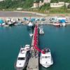 Polisler dev bayrağı böyle taşıdı