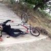 Merdivenden bisikletle inmeye çalışınca yaralandı