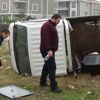 Köpeğe çarpan kamyonet devrildi Köpeğe çarpan kamyonet devrildi