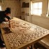 Son dakika haberi! Nakış gibi işlediği ahşabı sanat eserine dönüştürüyor