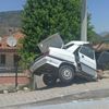 ﻿Beton direğe çarptı ikiye bölündü