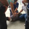 Adliyeden kaçmak isteyen hırsızlık şüphelisinin oyununu vatandaşın çelmesi bozdu